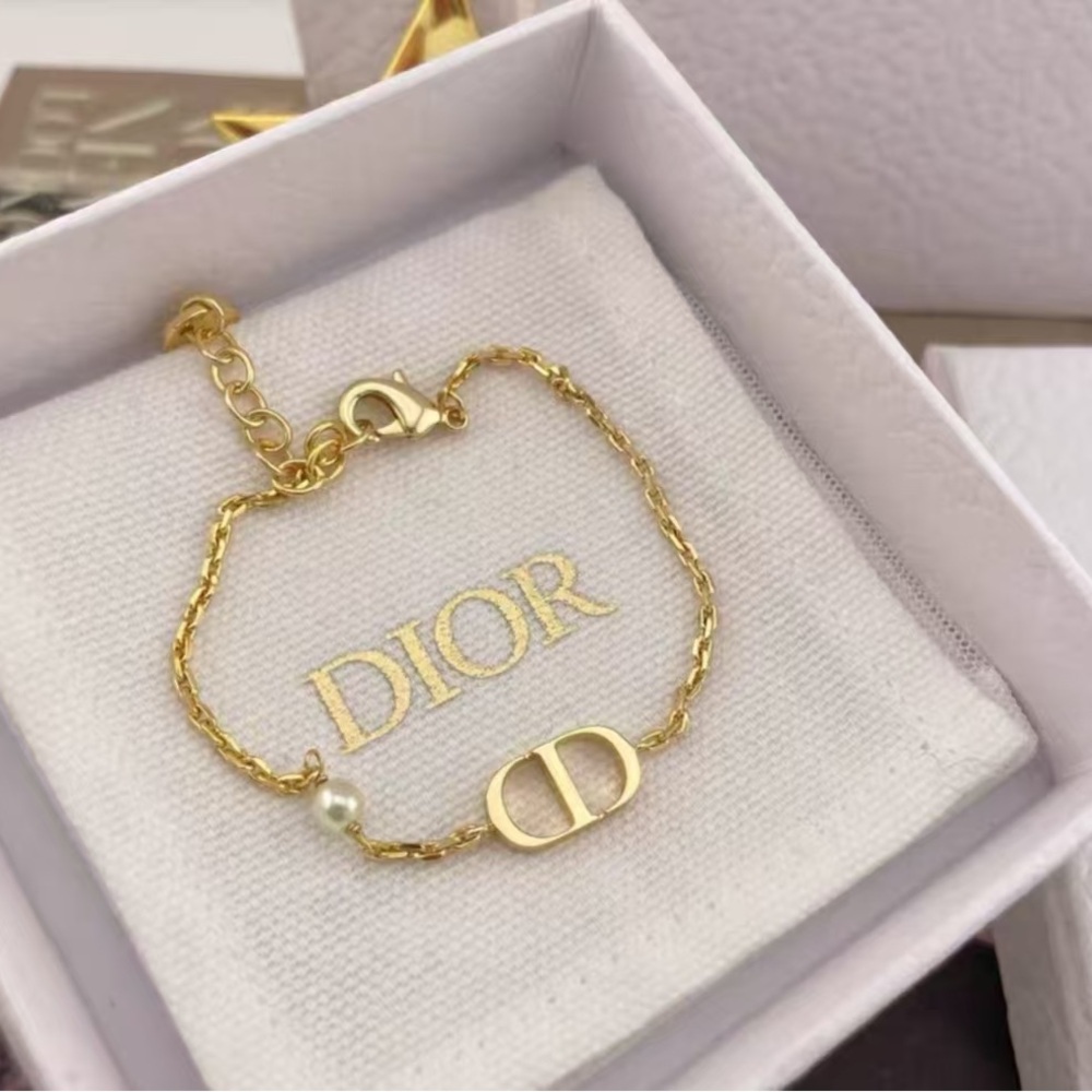 Dior Elegant Gold Bracelet with Pearl Accent